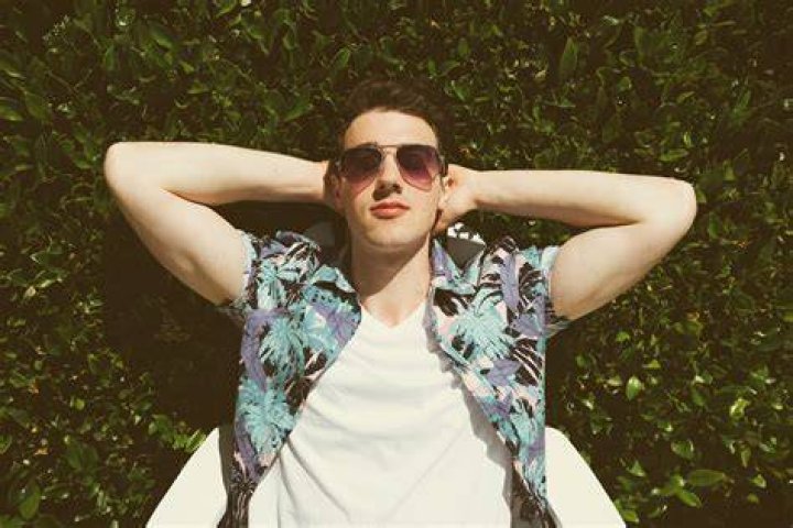 PREMIERE | Zyles Releases Seductive ‘Slow Learner’