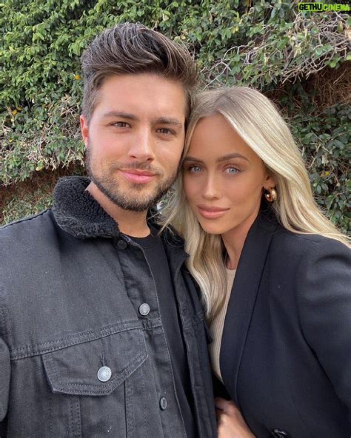 What is Travis Burns' Snapchat?